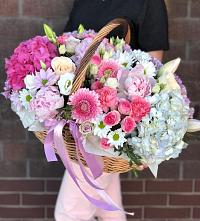 Композиция солнечный день в Важины Цветочная композиция из Розы, Хризантемы, Пионы и Лизиантусы в корзине в Важины
