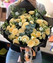 Букет птица счастья в Важины Букет цветов из: Розы и Лизиантусы в Важины